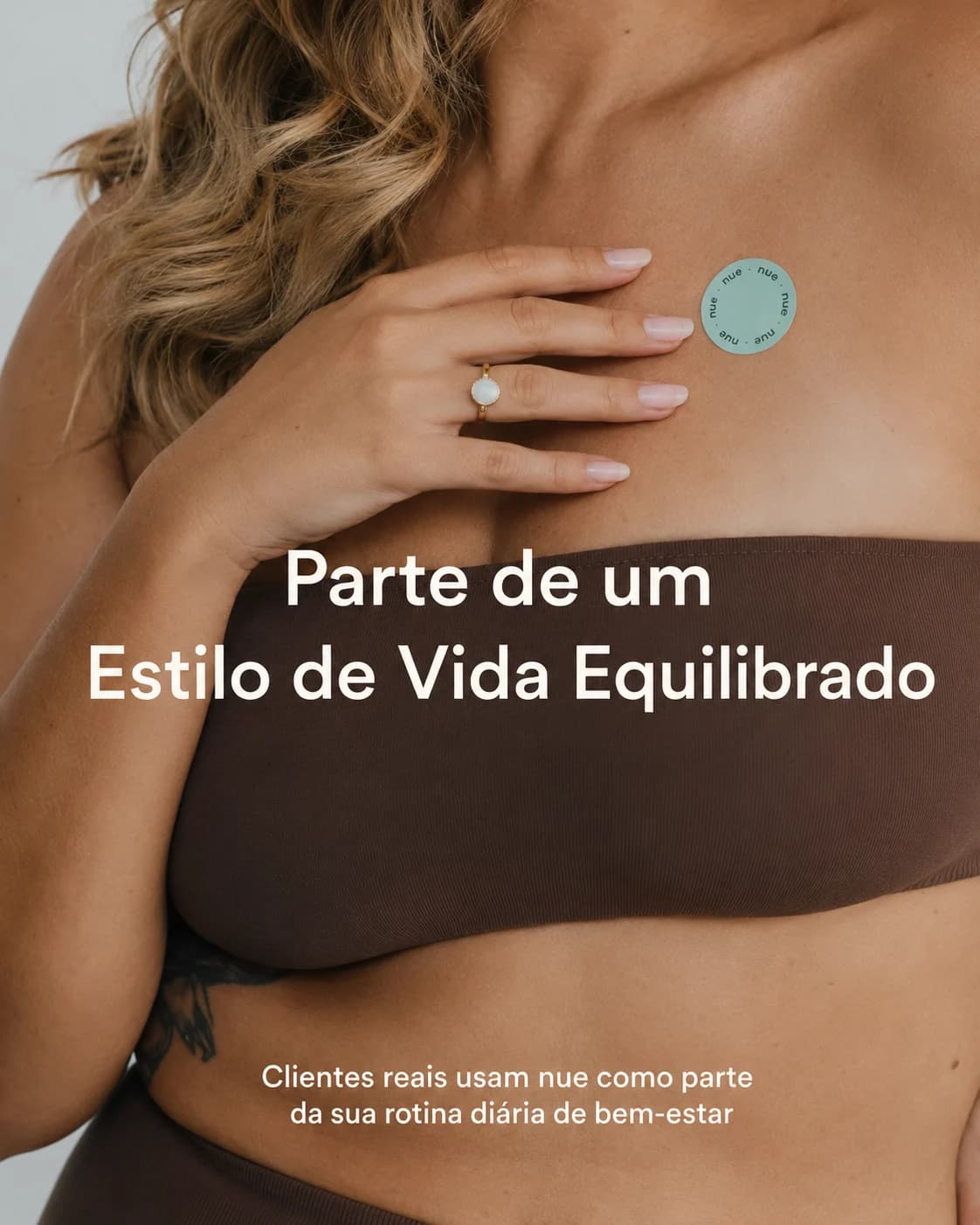Pessoa sorrindo com o adesivo nue no braço